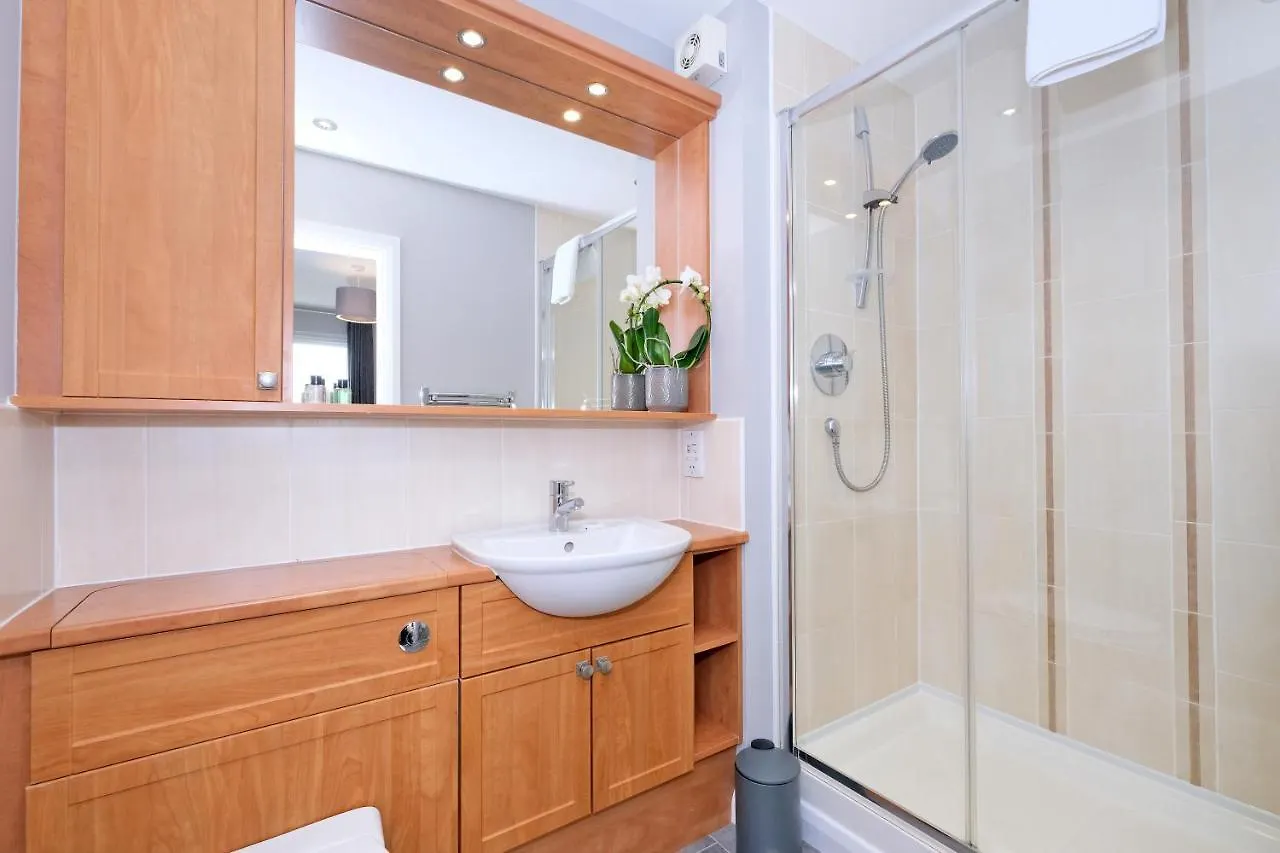 Bright And Spacious Home With A Balcony And City Views Абердин