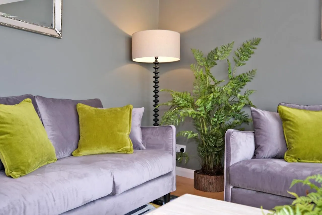 Bright And Spacious Home With A Balcony And City Views Абердин Апарт-отель